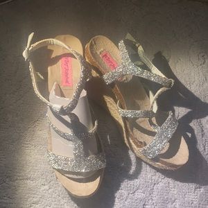 ☀️Betsy Johnson Sparkley Wedge☀️